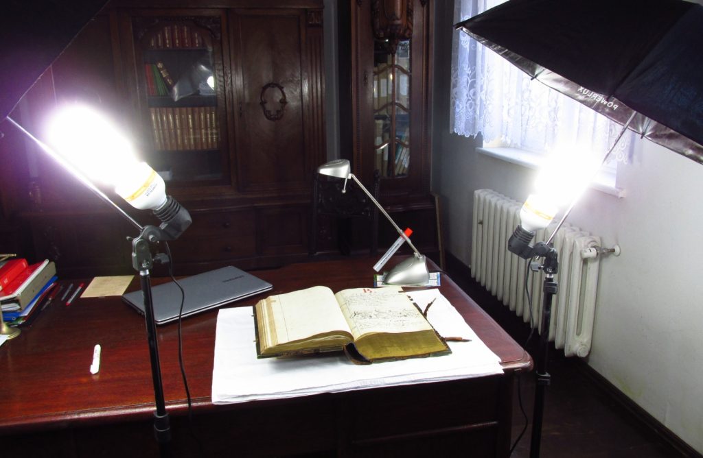 Fotografowanie księgi przy użyciu dodatkowego oświetlenia (luty 2014 r.).